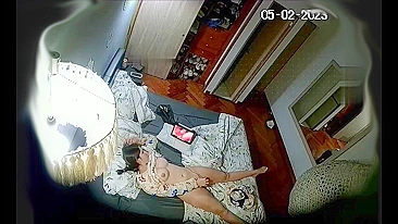 Garota Se Masturbando com Vibrador Enquanto Vê Pornô no Tablet