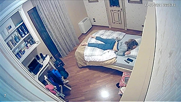 Pai Instala Câmera Escondida e Espia Filha Se Masturbando