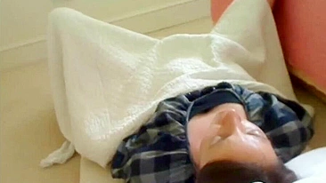 MILF rabuda quase pega se masturbando no sofá, que safada!