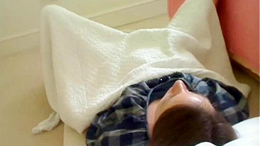 Peguei a namorada se masturbando de novo, que vadia safada!