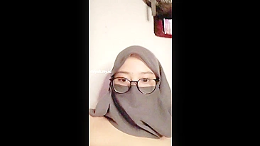 Bokep Cmp Indo Novinha de Hijab Buceta Lisinha se Masturbando