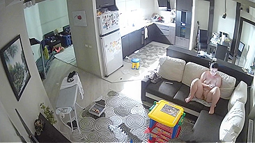 Câmera IP hackeada pega - Mãe peituda se masturbando pelada no sofá