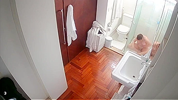 Pega na câmera escondida - Esposa toma banho, depila e se masturba com o chuveirinho