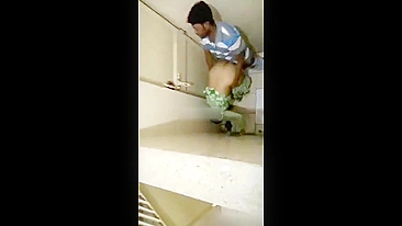 Vazou MMS Desi! Sexo incrível com esposa traidora pega no banheiro da estação