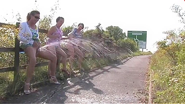 Três Vadias Britânicas Bêbadas e Maduras Jogam Quem Mija Mais em Fonte de Mijo