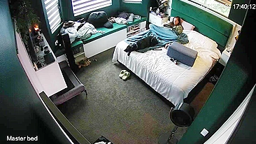 Esposa tira um tempinho do dia agitado pra dedar forte debaixo das cobertas!