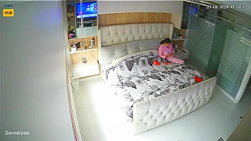 Câmera escondida flagra - Mãe preta safada se masturbando na cama vendo pornô no celular