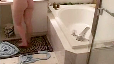 Espião: Mãe safada na jacuzzi se masturba com chuveirinho e jato d'água