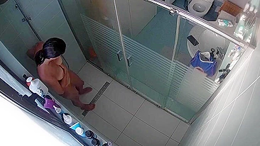 Espiando a mulher do meu amigo no banho!