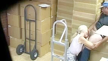 Colega safada ajoelha e me dá um boquete apaixonado!