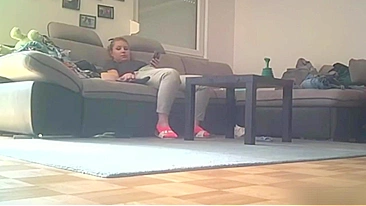 Câmera escondida que instalei flagra minha mãe vendo pornô e se masturbando