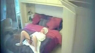 Câmera no Quarto Revela Mãe Vadia Acariciando a Buceta Molhada, Gemendo de Tesão!