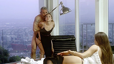 Secretária do marido punida no cu na frente da esposa corna