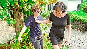 MILF Vizinha Tarada Pega Cara se Masturbando no Seu Corpo Nuo no Mato!