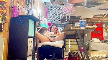 Mamãe vê pornô e se deda correndo pra gozar antes do filho sair do banho