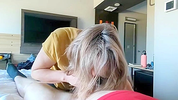 Mamãe gostosa chupa e leva gozada - Sexo incesto quente