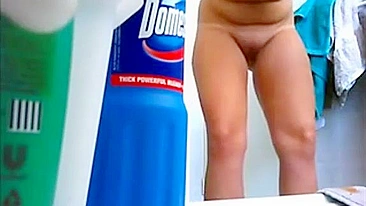 Finalmente peguei mamãe pelada no chuveiro com câmera escondida