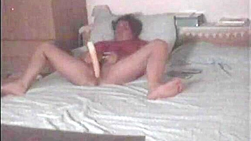 Mamãe comum se masturbando em câmera escondida #Safada #CamEscondida