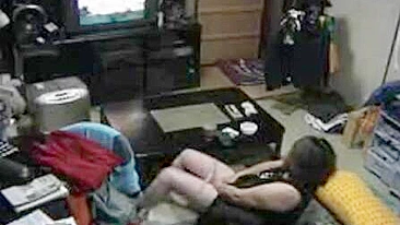 Esposa Puta Se Dedilha na Buceta até Gozar Loucamente Vendo TV Sem Parar