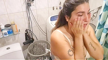 Flagrando Mamãe se Masturbando e Esguichando no Banheiro, Bati Punheta pra Ela