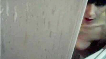 Esposa sem vergonha flagrada se masturbando no banheiro – Câmera pega cada gozada molhada