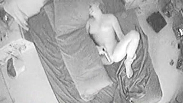 Flagrada minha enteada safada pelada e se masturbando na câmera escondida