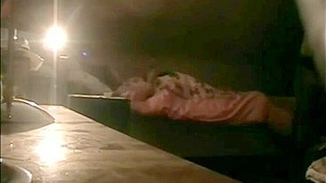 Marido safado arma câmera pra ver esposa gordinha se tocando cedinho