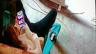 Esposa Flagrada se Masturbando com Pornô Lésbico de Novo, Molhadinha e Gozando Forte