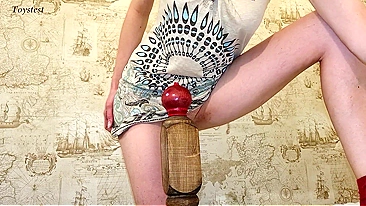 Esposa Tarada, Louca por Pau, Enfia Poste da Cama com Força na Buceta e no Cu!