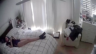 Câmera Escondida Revela Minha Filha Puta Dedando Furiosamente a Buceta Pingando à Noite!