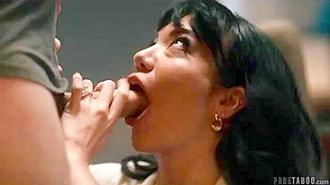 Mãe de Joelhos Chupa Pau até Gozar na Garganta pra Filho Entrar em Escola de Elite