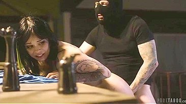 Obsessão Tabu Liberada ☆ Ladrão Mascarado Fode a MILF Vizinha