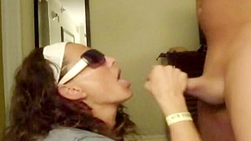 MILF Tarada Engole o Gozo do Filho pra Calar a Boca Após Flertar com Vizinho