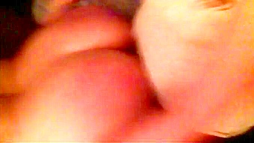 Mãe safada fode filha teen com cinta enquanto papai filma o incesto