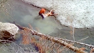 Turista Perdida nas Montanhas é Pega e Arrombada por Caipira Tarado por Buceta