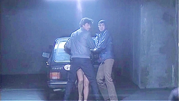 Garota Solitária Estaciona e é Estuprada por Bêbados em Garagem Subterrânea