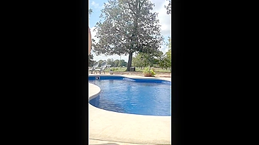 Mamãe Goza na Piscina com Vibrador e Mergulha Nua pra Esfriar