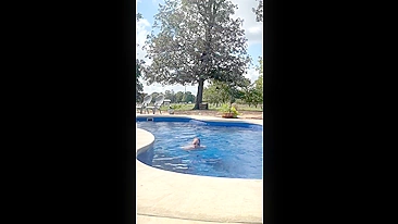 Mamãe Goza na Piscina com Vibrador e Mergulha Nua pra Esfriar