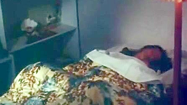 Lente Escondida Excita, Veja Ela Abrindo as Pernas, Brincando no Clitóris e Tremendo de Prazer