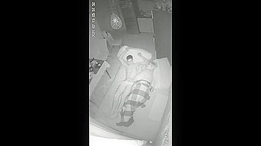 Esposa Traidora Flagrada em Câmera Escondida Fodendo com o Próprio Filho