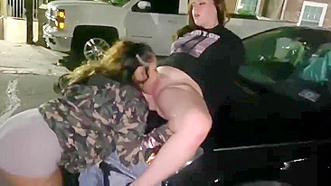 Irmãs Lésbicas Quentes Devorando Bucetas Molhadas na Rua Lotada - Banquete Voyeur Público