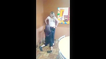 Irmãs Taradas Lambendo Bucetas Jorrando no Calor da Rua Urbana - Festa Voyeur Pública