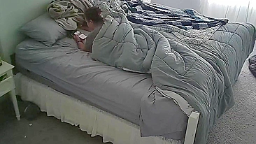 Esposa Safada Jura Não se Masturbar, Mas Câmera Revela Ela Brincando com a Buceta Molhada Todo Dia