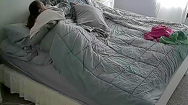 Câmera Escondida Expõe Minha Esposa Peituda se Masturbando a Buceta Cremosa Toda Manhã!