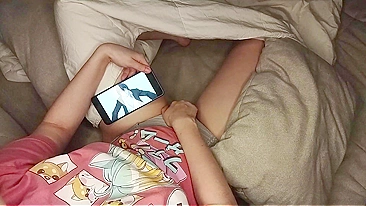 Filha Fofa Se Masturba Vendo Hentai e É Flagrada em Câmera Escondida