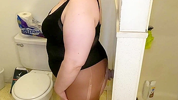 Mãe Encontra Consolo de Parede da Filha, Metendo pra Virar Puta Sem Vergonha