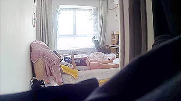 Safada Espionada no Quarto, Acariciando Seu Clitóris Inchado, Louca por Sexo Selvagem e Sujo!