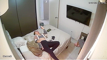 Mamãe Tarada Flagrada se Masturbando na Câmera do Quarto, Dedando a Buceta Molhada Sozinha