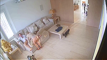 Esposa Maliciosa Arma Cilada e Grava Marido Fodendo a Boca da Babá no Quarto