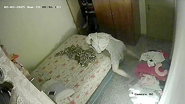 Esposa Safada Se Masturba Loucamente na Buceta, Goza em Minutos Pegada em Câmera Escondida